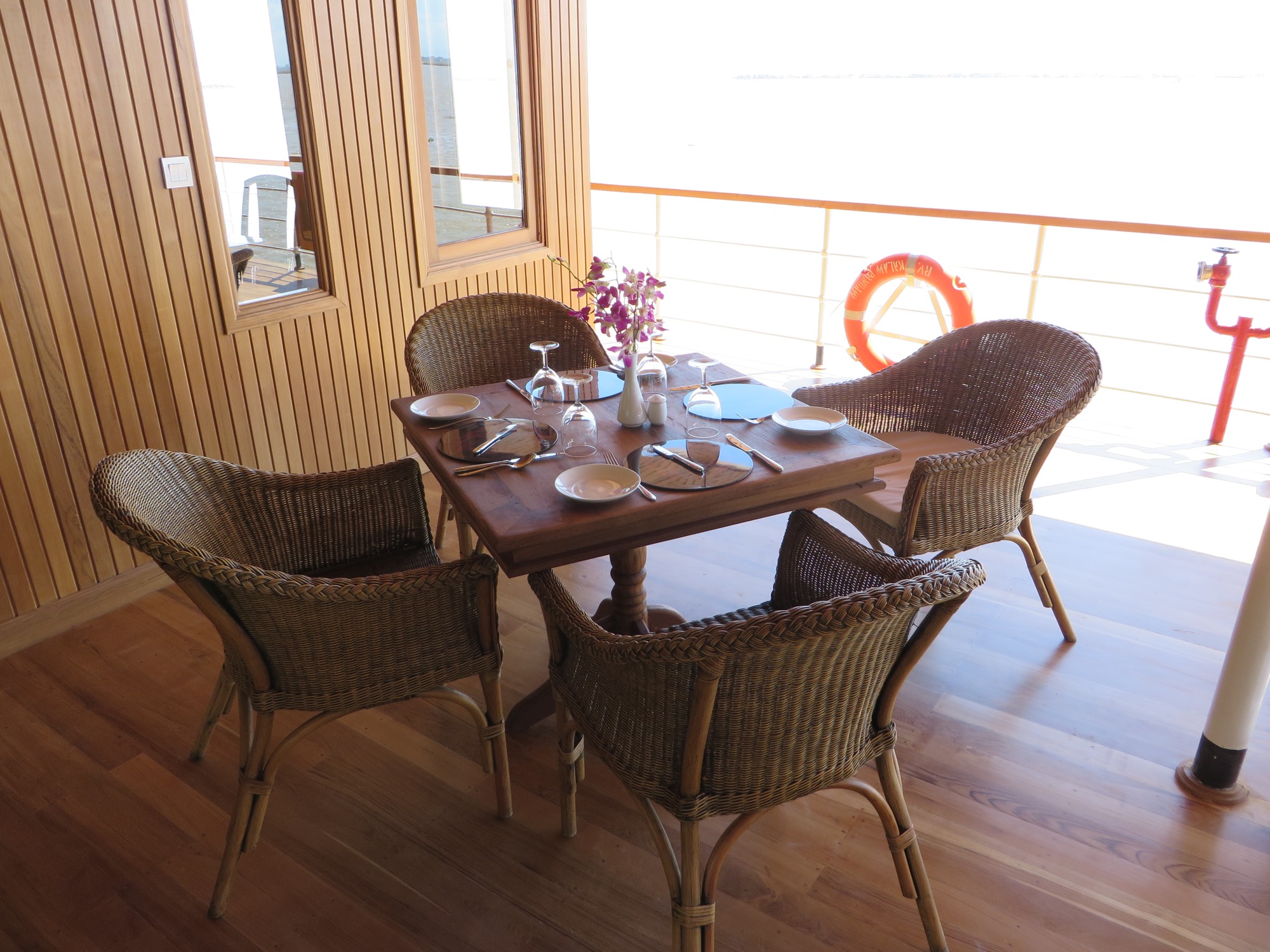 Pandaw RV Kindat Pandaw Dining 3.jpg